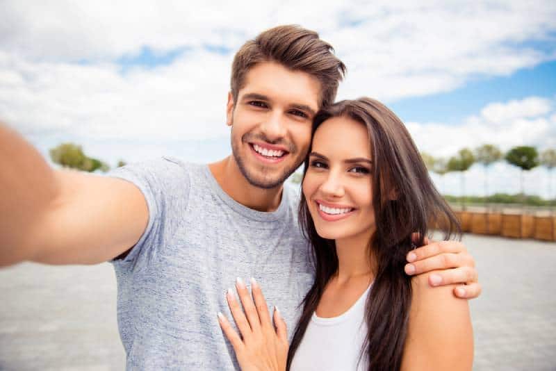 selfie de couples heureux en plein air