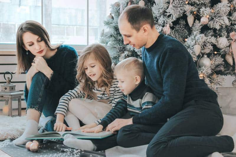 un parent qui joue avec ses enfants à la maison
