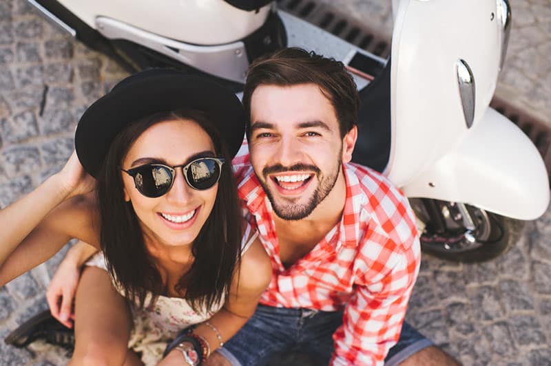 élégant jeune couple posant