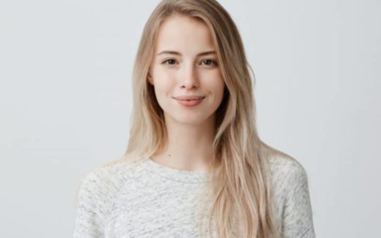 une femme aux cheveux blonds