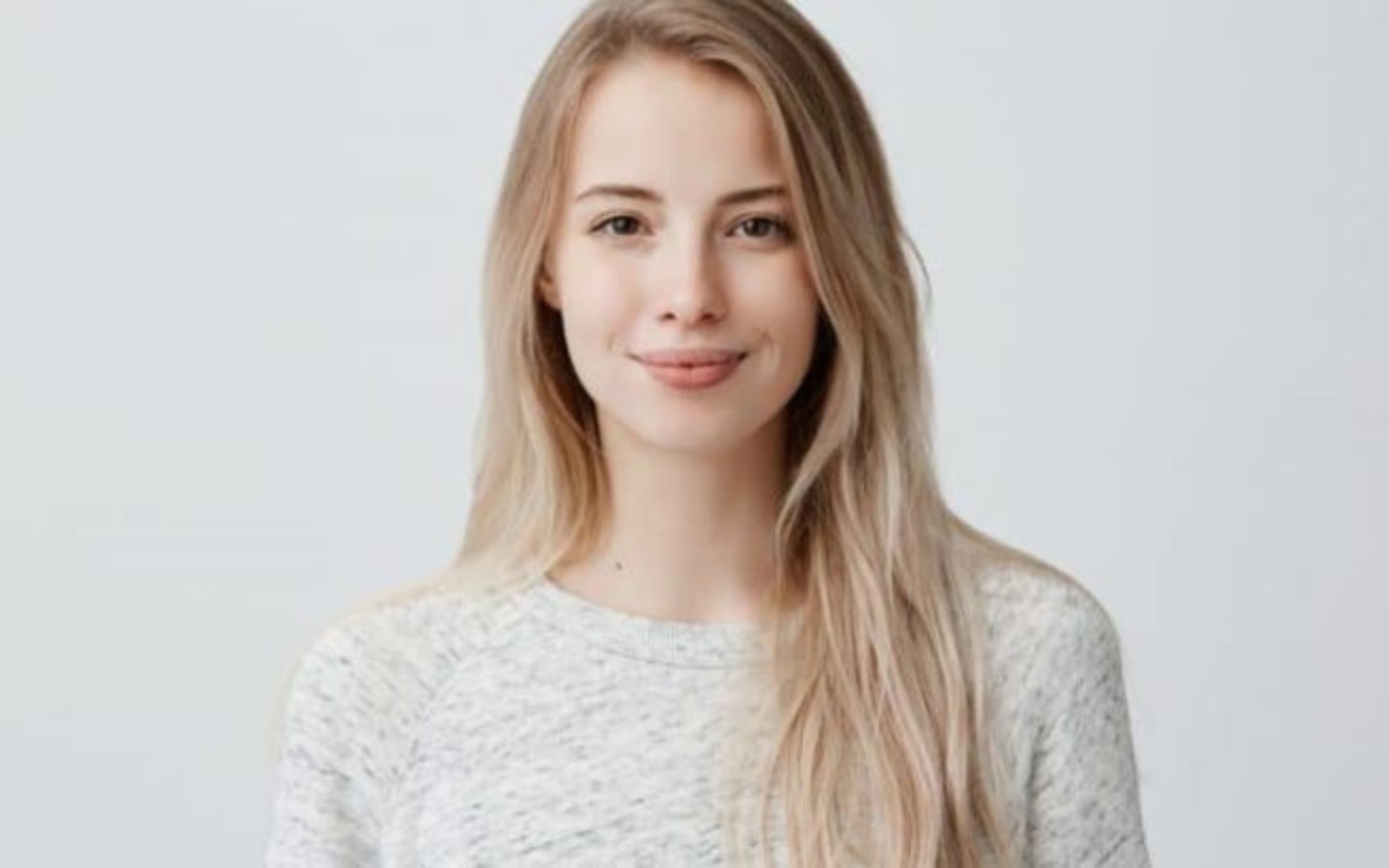 une femme aux cheveux blonds