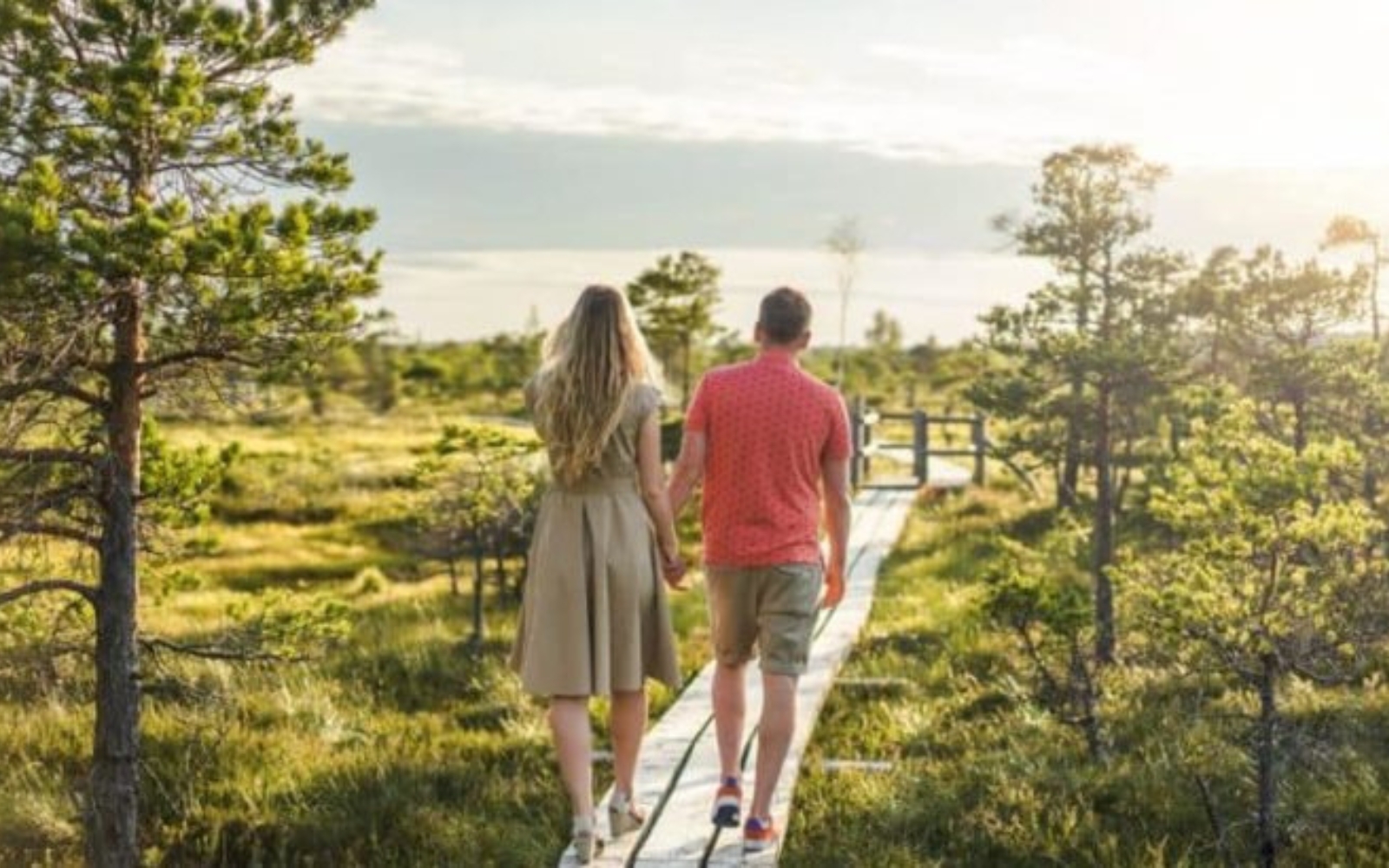 un homme et une femme marchent en se tenant la main