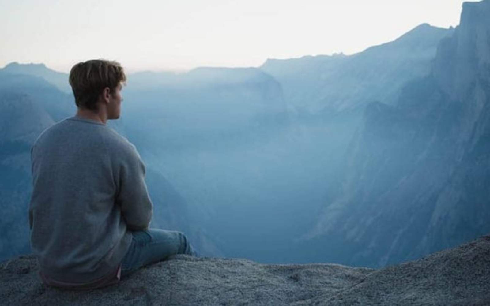 homme solitaire appreciant la vue