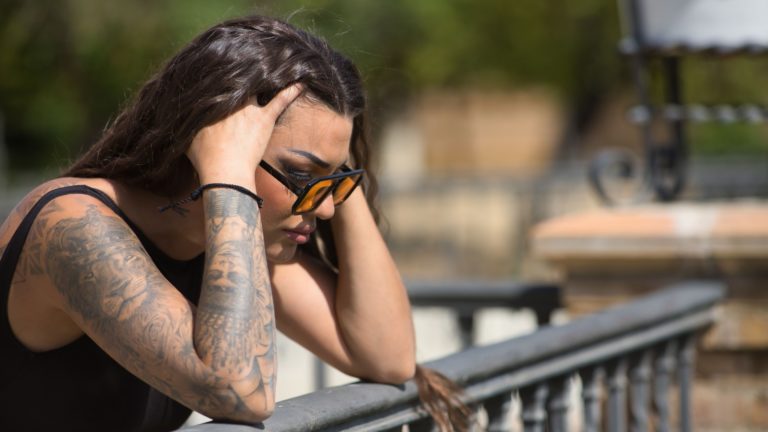 femme tres triste