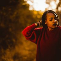 femme touchant ses cheveux avec les yeux fermés