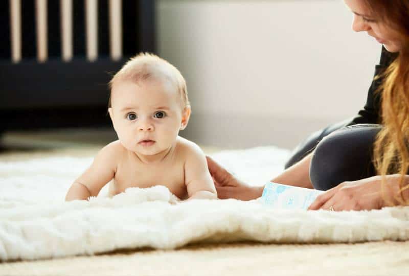 Bébé se penchant sur le sol à la maison