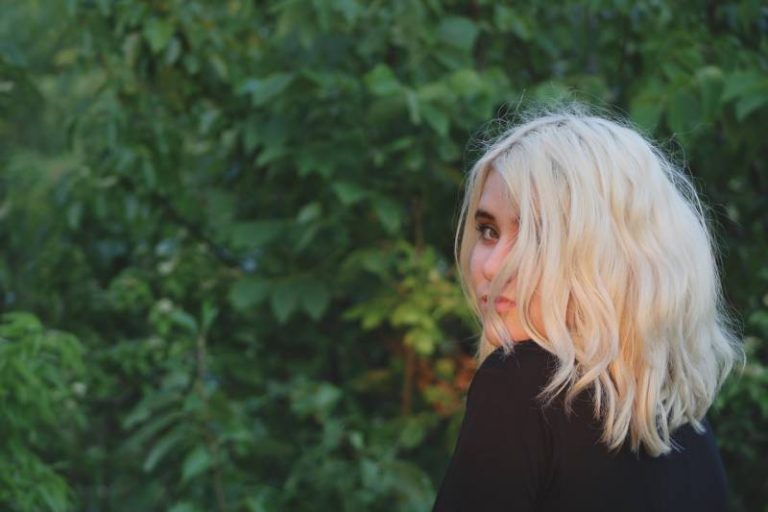Rétrospective de la femme en haut noir