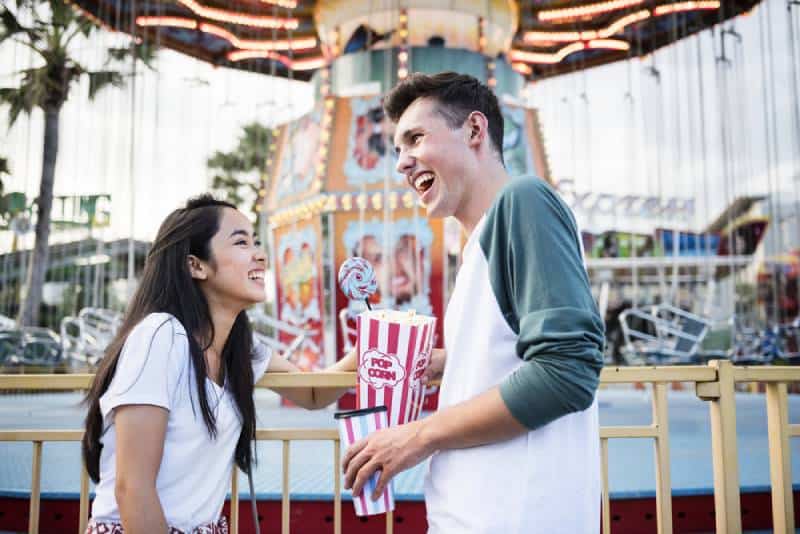 Concept de bonheur ludique et festif dans un parc d'attractions pour couples