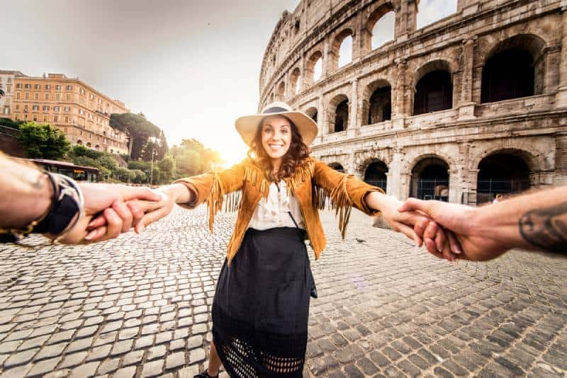 Des touristes heureux qui visitent des sites célèbres en Italie