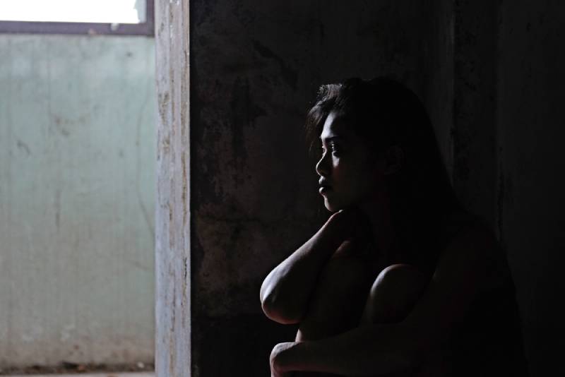 Femme dépressive assise par terre, femme en dépression tristesse sur un ton sombre