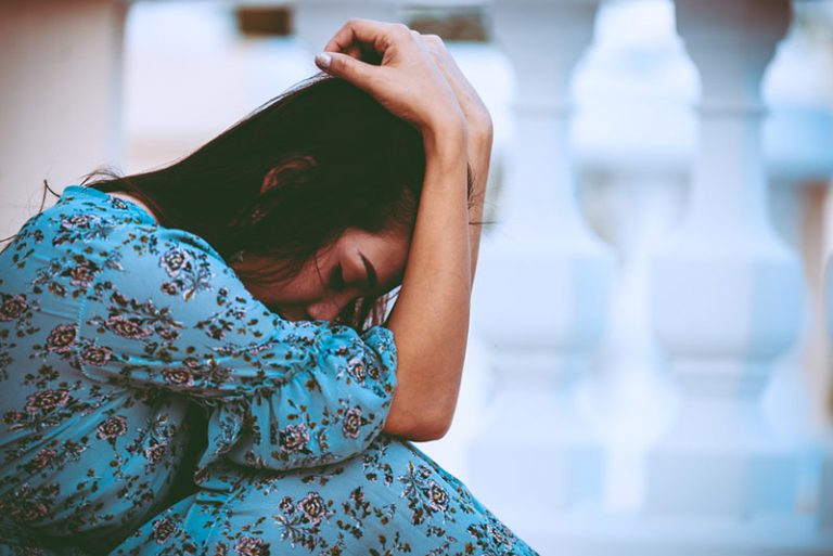 femme triste pleurant seule