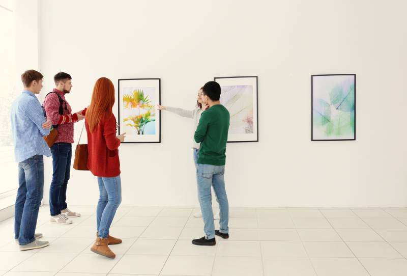 Les jeunes dans le hall d'une galerie d'art moderne