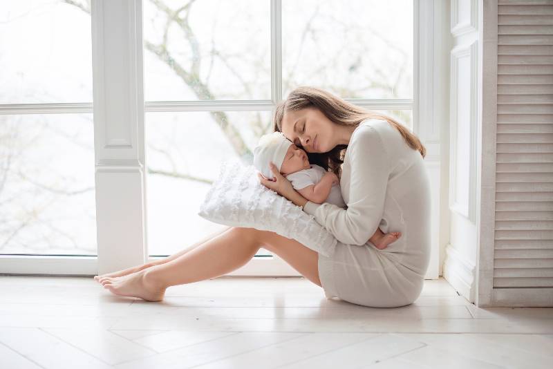 Maman assise par terre avec le bébé