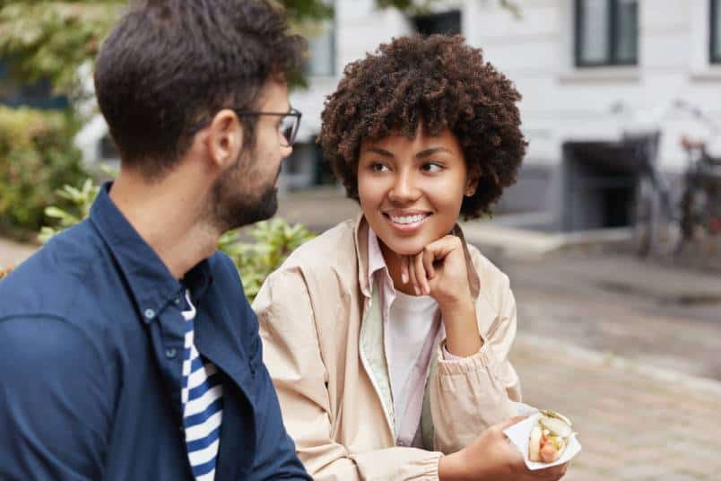 Photo d'un touriste métisse bénéficiant d'une communication animée