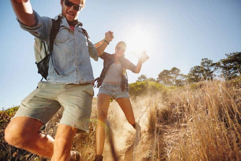 Portrait d'un jeune couple heureux qui s'amuse lors de leur randonnée