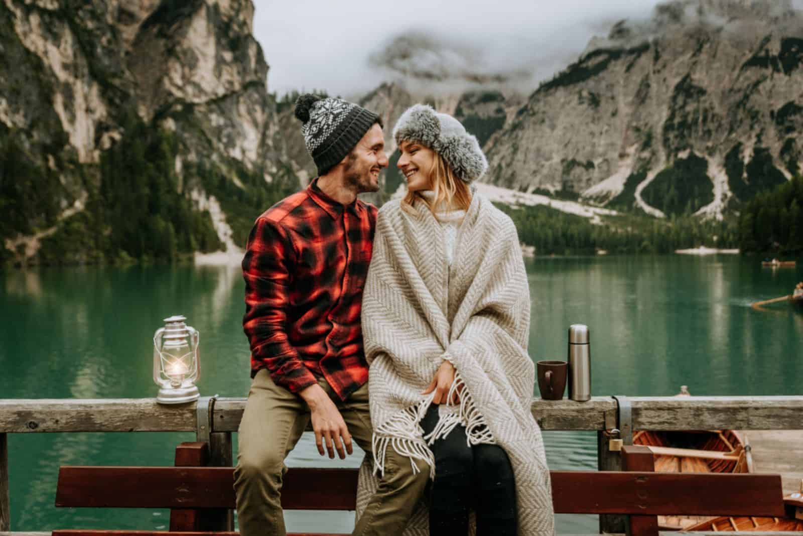 Couple romantique d'adultes visitant un lac alpin