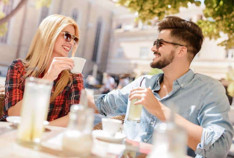Un beau couple d'amoureux assis dans un café