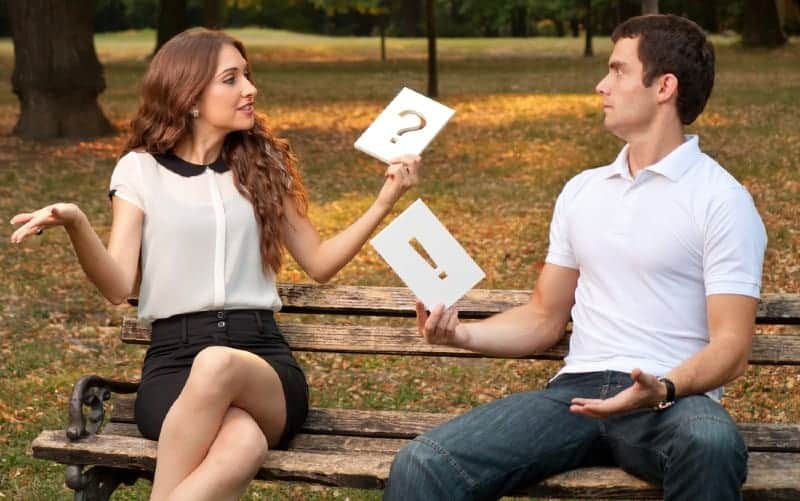 Un couple bouleversé assis sur un banc de parc
