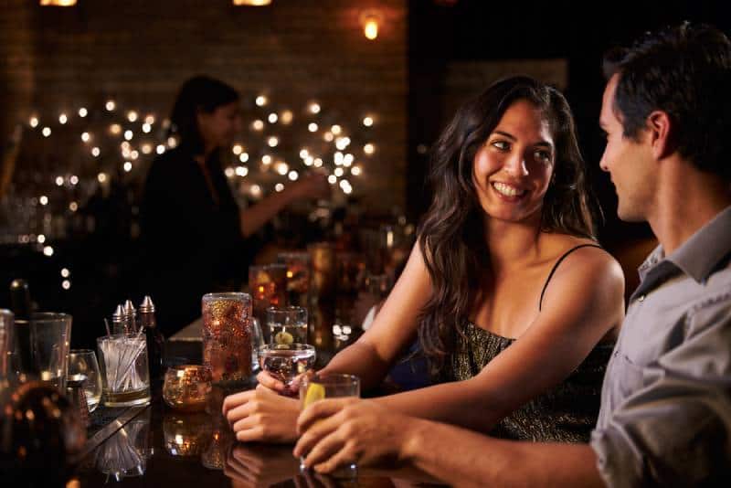Un couple heureux au bar à cocktails