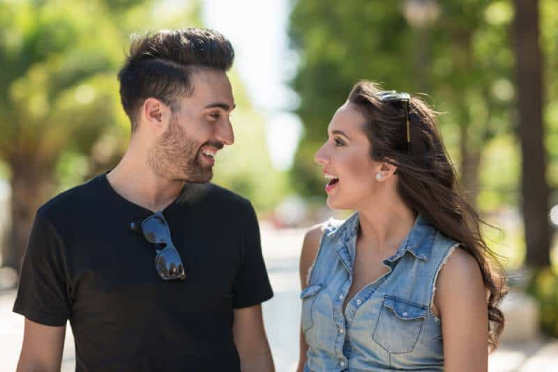Un couple heureux qui parle à l'extérieur
