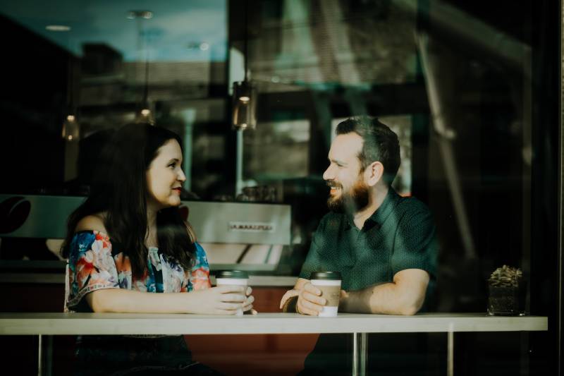 Un couple parle au café