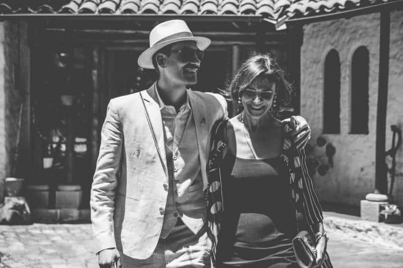 Un couple souriant se promène à l'extérieur