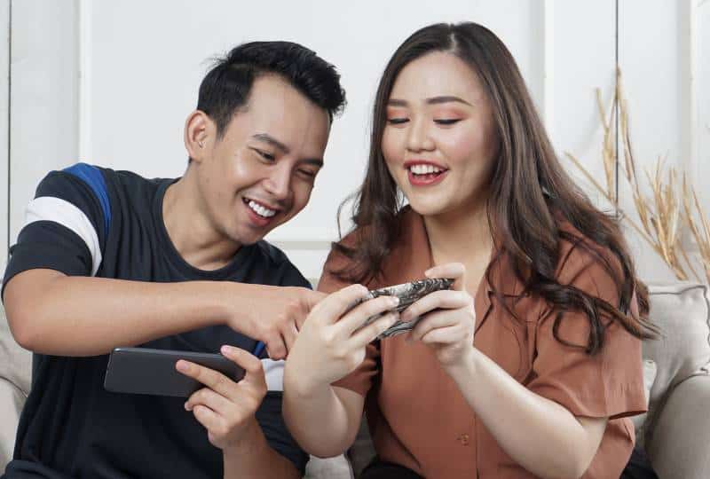 Un couple souriant à l'extérieur