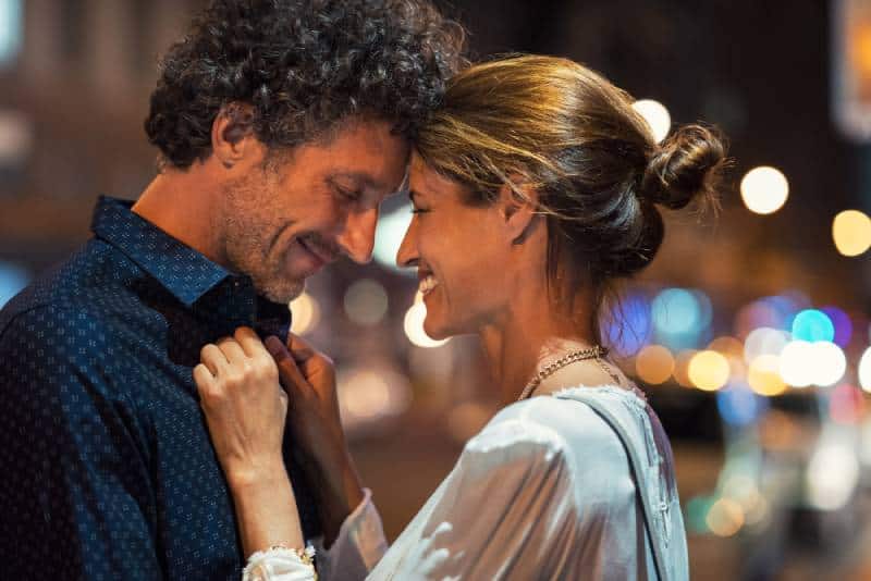 Un homme et une femme romantiques en soirée