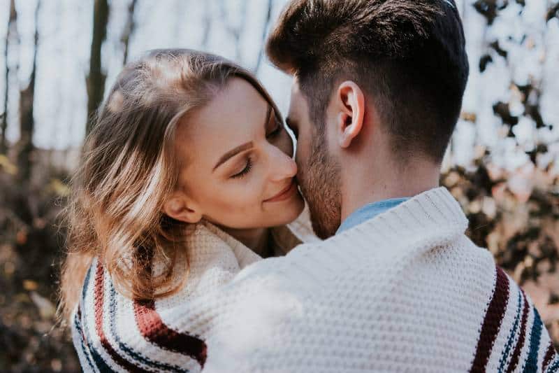 Un homme et une femme s'embrassent pendant la journée