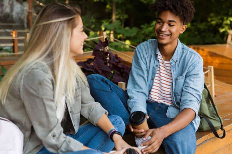 Un homme et une femme souriants discutent au café