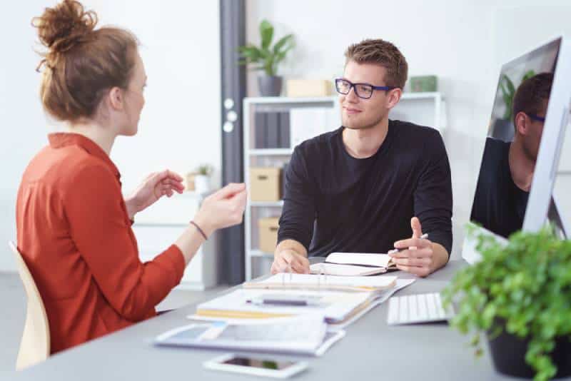 Un homme parle à une fille au bureau