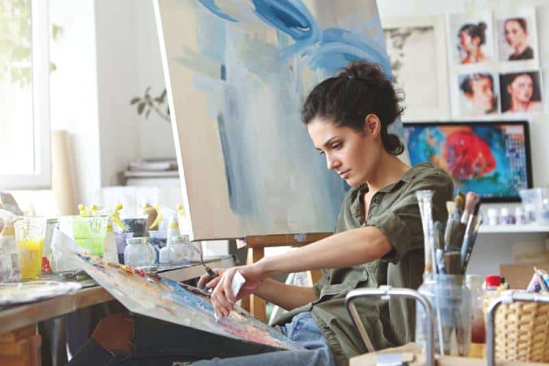 Un jeune étudiant prend des cours à l'atelier d'art
