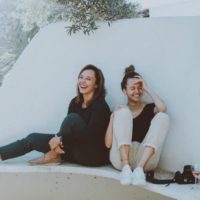 deux femmes riant