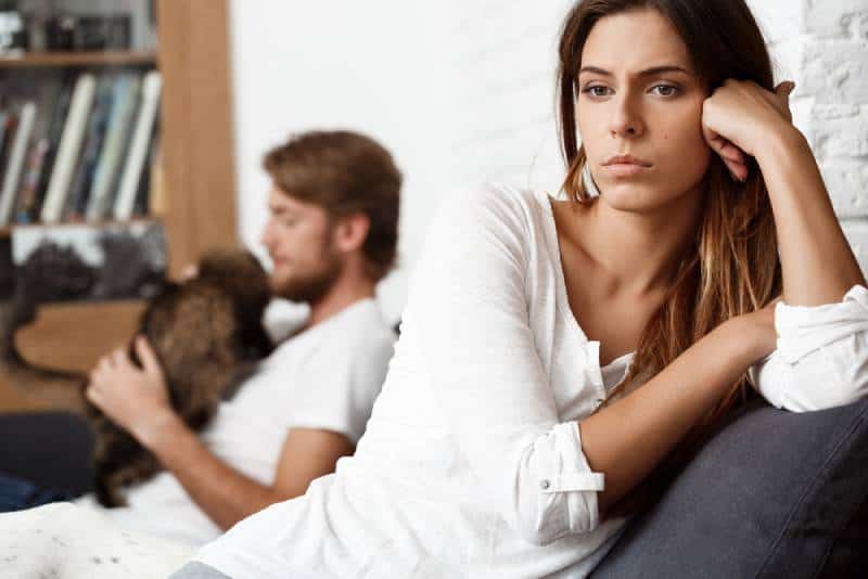 Une belle brune déçue qui se dispute avec son passé masculin
