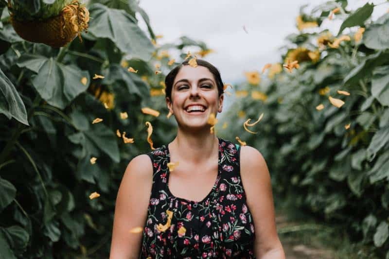 Une femme souriante à l'extérieur