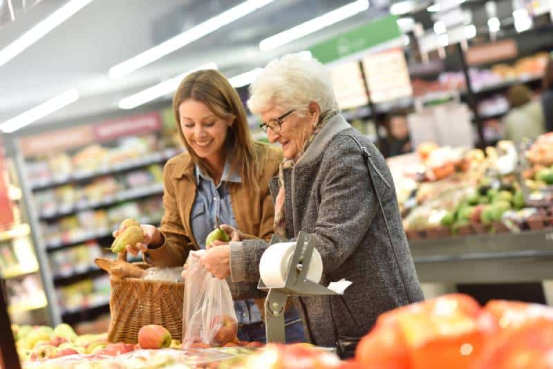 Une femme âgée avec une jeune femme à l'épicerie