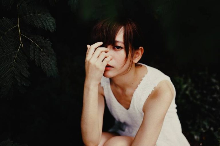 vignette photographie de femme en robe blanche sans manches