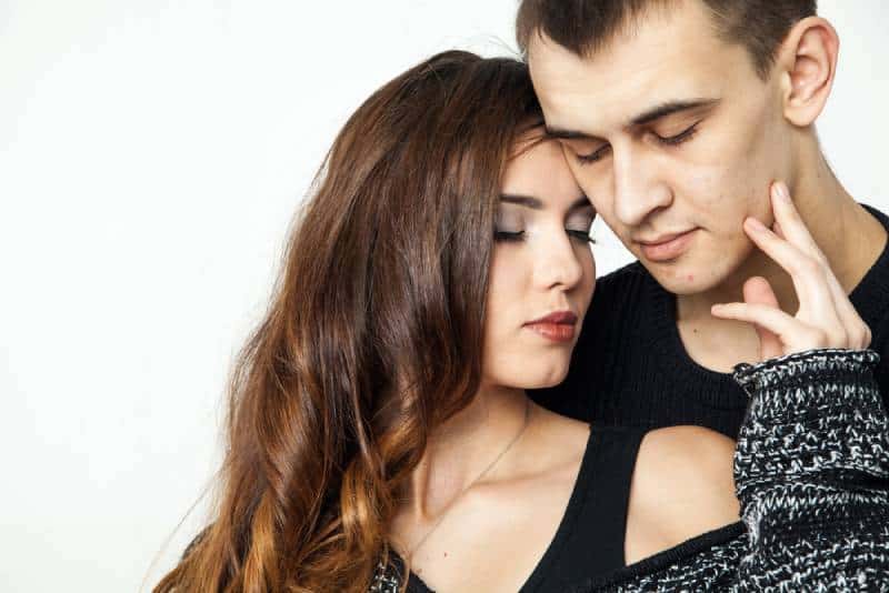 beau jeune couple d'amoureux isolé sur fond blanc