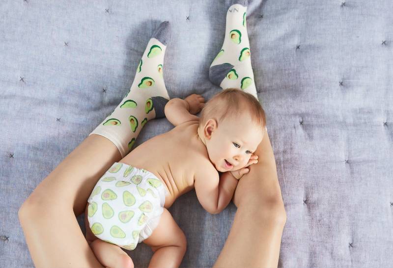 bébé seins nus sur les jambes de sa mère