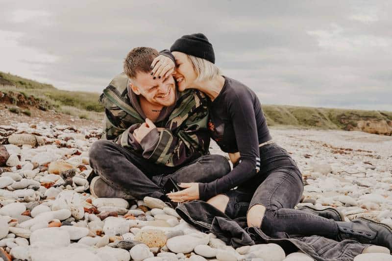 couple assis à l'extérieur