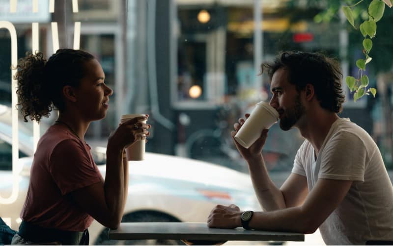 couple discutant au café