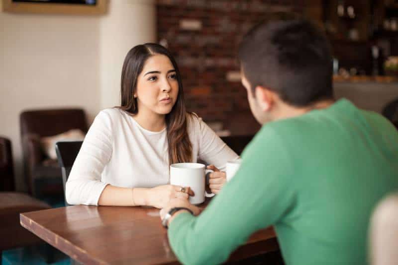 couple discutant au café et buvant du thé