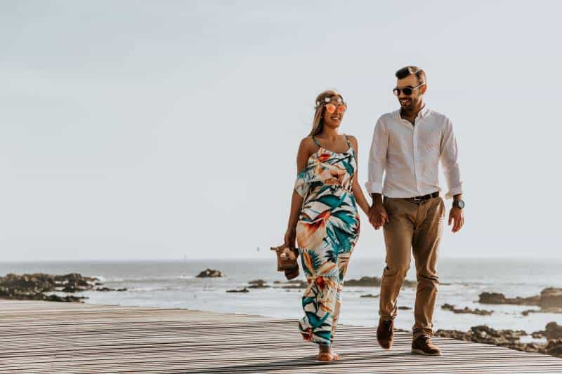 couple heureux se promenant sur la plage