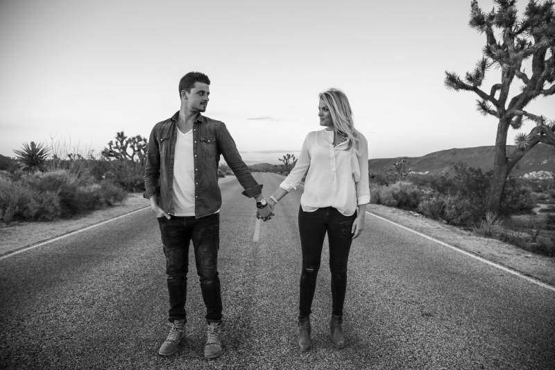 couple marchant sur une route en béton