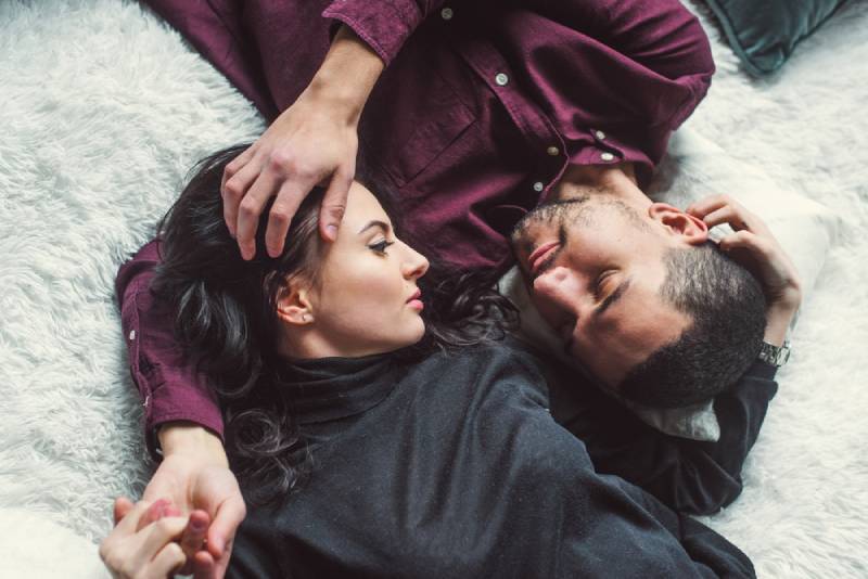 couple romantique allongé sur le sol à la maison