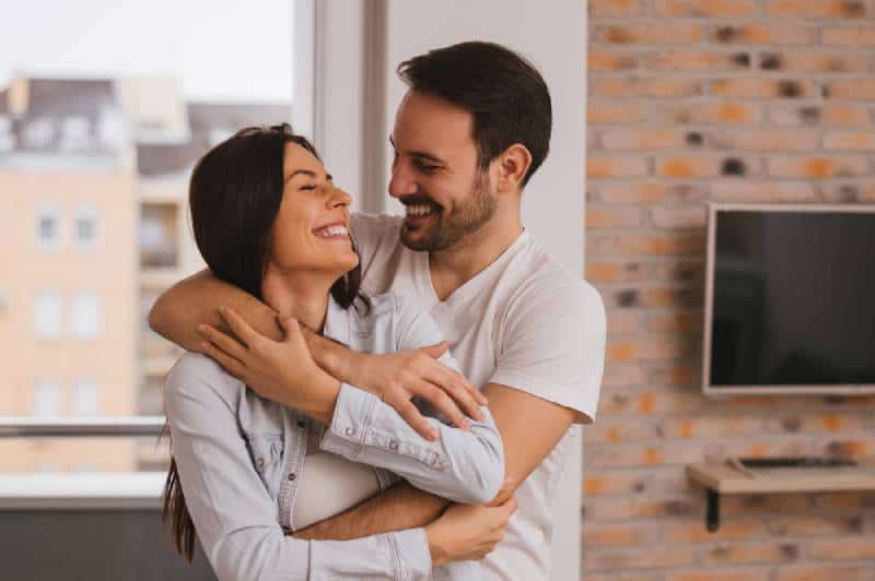 couple romantique s'embrassant à la maison