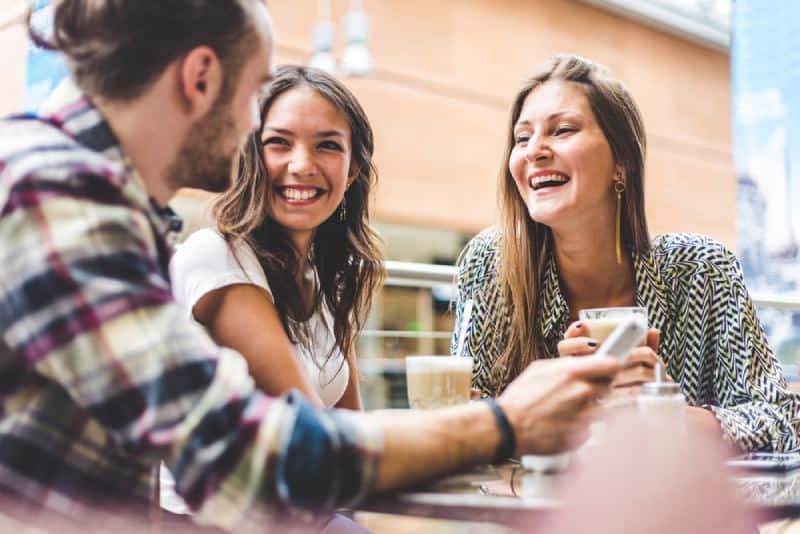 des amis heureux qui parlent à l'extérieur