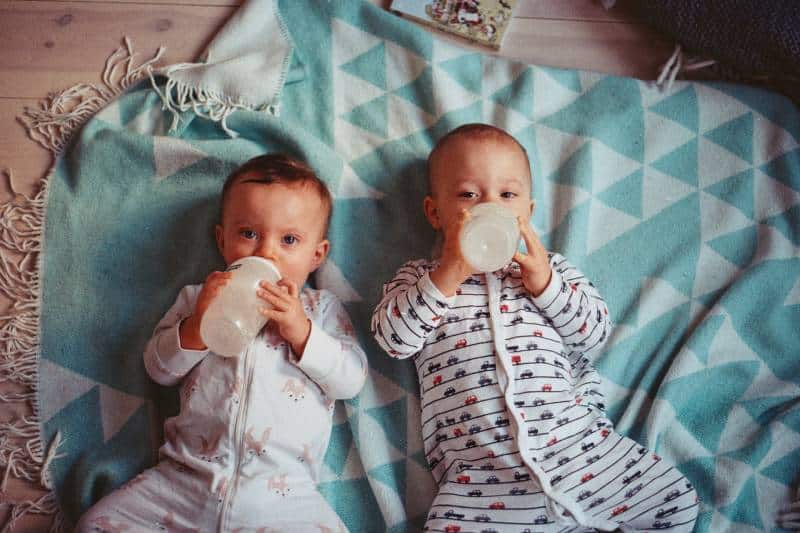 des bébés jumeaux qui boivent du lait