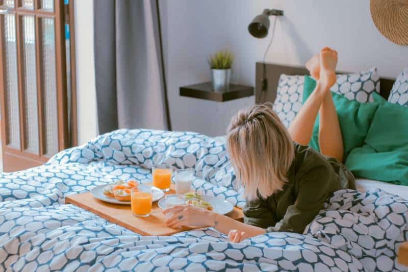 femme couchée sur le lit en tenant la planche