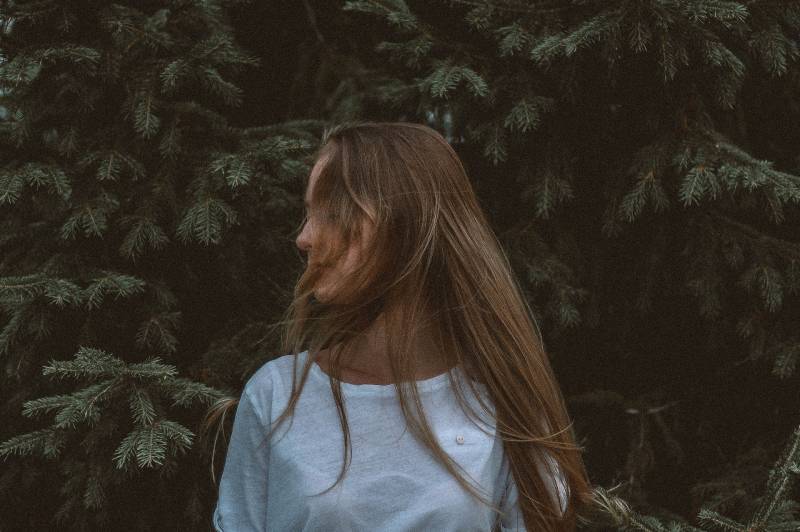 femme debout près d'un arbre